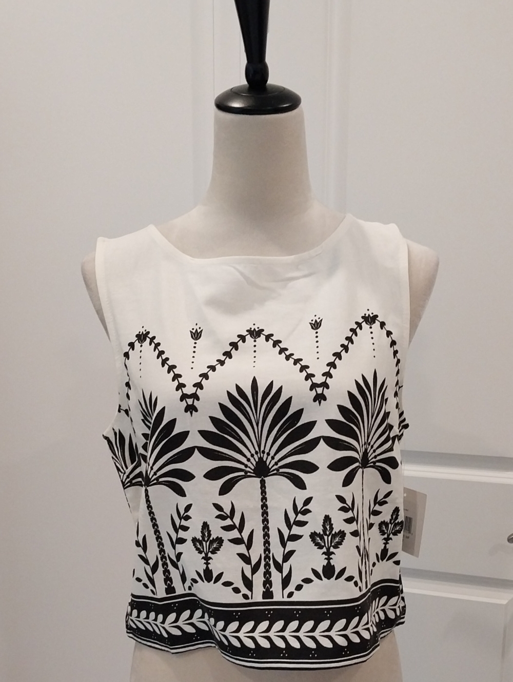 Ellen Tracy Cream Sleeveless Top with Black Botanical Print